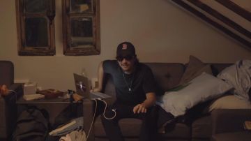 La gorra New Era de los Medias Rojas de Boston usada por Nekfeu en The Wandering Stars