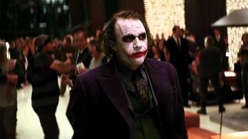 Le costume violet du Joker (Heath Ledger) dans Batman : The Dark Knight