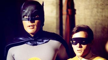 Le costume Batman de Bruce Wayne (Adam West) dans la série télévisée Batman (Saison 2 Épisode 29)