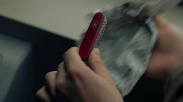 Le couteau-suisse offert par Ben Grimm / The Thing  (Jamie Bell) à Reed Richards (Miles Teller) dans Les 4 Fantastiques