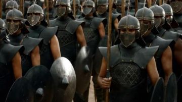 Le casque des Immaculés porté par Grey Worm (Ja­cob An­der­son) dans la série Game of Thrones (Saison 7 Episode 3)