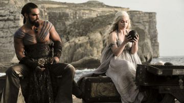 L'Oeuf de dragon de Daenery Targaryen (Emilia Clarke) dans Juego de Tronos S01E06
