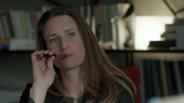 La cigarette électronique d'Andréa Martel (Camille Cottin) dans Dix Pour Cent S01E03