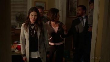 The wool coat gray Laurel Castillo (Karla Souza) in the How to get with murder