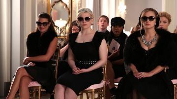 Looks de Scream Queens: Billie Lourd usa un collar de barajas para ser Chanel #3 en la temporada 1, episodio 7