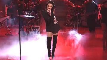 Les bottes cuissardes Versace de Demi Lovato lors de son live au Sa­tur­day Night Live