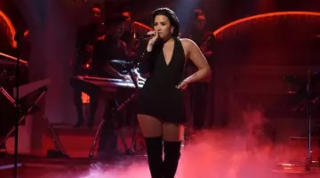La robe Versus de Demi Lovato au SNL