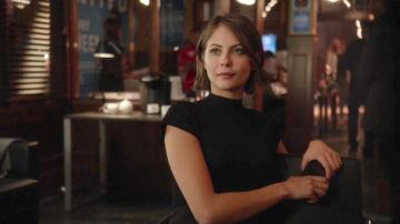 El suéter ajustado de manga corta de Thea en Arrow