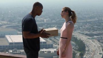 El vestido rosa Banana Republic usado por Kara Danvers (Melissa Benoist) en Supergirl S01E01