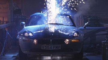 El BMW Z8 de James Bond (Pierce Brosnan) en El mundo no es suficiente