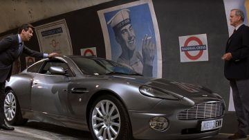 El Aston Martin V12 Vanquish de James Bond / 007 (Pierce Brosnan) en la película Muere otro día