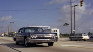 El Lincoln Continental que lleva a James Bond (Sean Connery) en Goldfinger