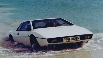 The Lotus Esprit amphibious Roger Moore in The spy who loved me