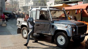 The Land Rover Defender James Bond (Daniel Craig) in Skyfall