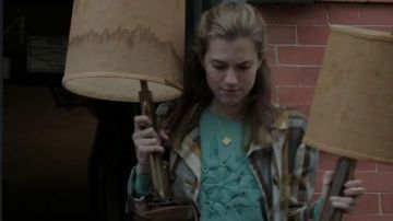 The sweatshirt green Levi s Marnie Michaels (Allison Williams) on Girls S04E01