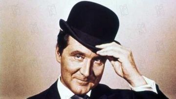 El sombrero de melón de John Steed (Patrick Macnee) en sombrero de melón y botas de cuero