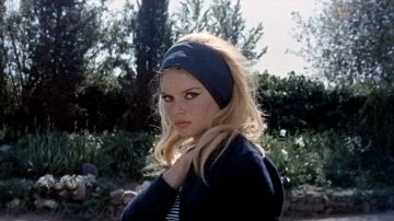 La diadema azul en el pelo de Brigitte Bardot en Le Mépris