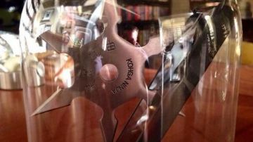 Shuriken planted in the smartphone of Richard Castle on her desk