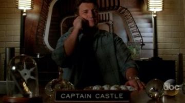 La placa "Captain Castle" en el escritorio de Richard Castle