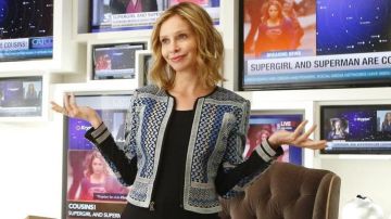 La veste brodée BCBGMAXAZRIA de Cat Grant (Calista Flockhart) dans Supergirl S01E03