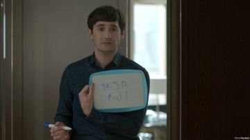 Slate-erasable graph paper with felt-Hervé André-Jezack (Nicolas Maury) in Ten per Cent S01E03