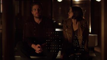 Le blouson en daim Talula porté par Thea Queen (Willa Holland) dans Arrow S04E04