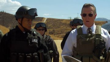 Lunettes de soleil de l'agent Cabe Gallo (Robert Patrick) dans Scorpion