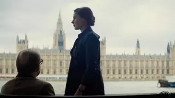 Le trench coat vert foncé porté par Ilsa Faust (Rebecca Ferguson) dans le film Mission Impossible - Rogue Nation