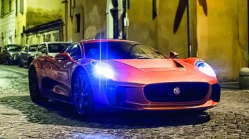 Le concept car Jaguar C-X75 dans 007 Spectre