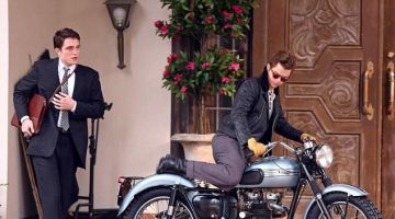 La inigualable chaqueta de cuero londinense con cuello de piel de James Dean (Dane DeHaan) en Life