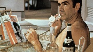 La botella de Martini de James Bond (Sean Connery) en diamantes es eterna
