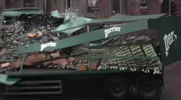 La camion de livraison de canettes de Perrier dans GoldenEye
