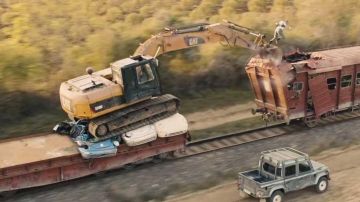 The Caterpillar 320D L Hydraulic Excavator driven by James Bond (Daniel Craig) in Skyfall