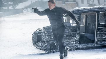 The boots Danner Mountain Light II of Daniel Craig in Spectre