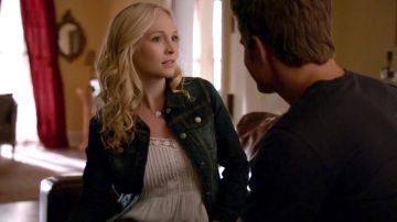 le top dentelles de Caroline dans Vampire Diaries