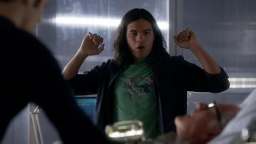Le t-shirt vert Street Fighter "Dead Pixels" de Cisco Ramon (Carlos Valdés) dans The Flash S02E04