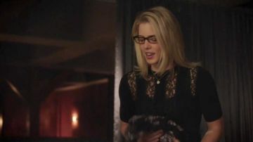 El top negro de encaje Carven usado por Felicity Smoak (Emily Bett Rickards) en Arrow S04E06