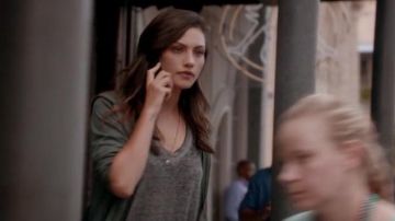 Le top gris chiné de Hayley dans the Originals