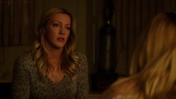 The sweater leopard Equipment worn by Laurel Lance (Katie Cassidy) in Arrow S04E06