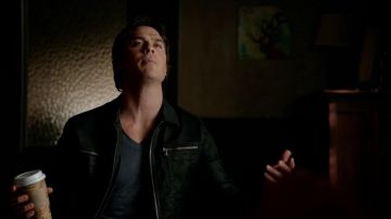 Le blouson John Varvatos de Damon Salvatore dans The Vampire Diaries