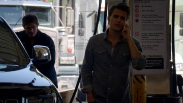 La chemise grise Ralph Lauren de Stefan Salvatore dans The Vampire Diaries