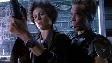 El reloj Seiko Giugiaro 7A28-7000 de Ellen Ripley en Alien 2, el regreso