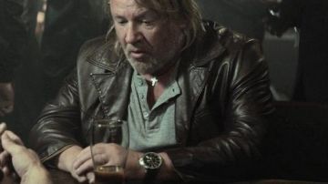 La montre Hamilton Khaki Pilot de Ray Winstone dans The Gunman