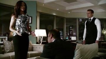 La jupe MCQ Alexander McQueen de Jessica Pearson dans Suits