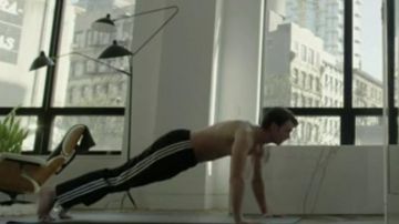 La lámpara de pie de 3 brazos en Tyrell en Mr Robot