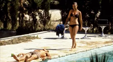 The bikini 2 piece black Romy Schneider in The swimming Pool