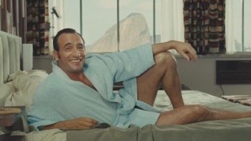 Le peignoir bleu ciel de Jean Dujardon dans OSS 117 : Rio ne répond plus