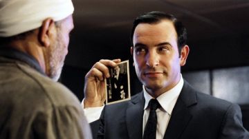 La photo portrait du président René Coty de Hubert Bonisseur de La Bath (Jean Dujardin) dans OSS 117 : Le Caire, nid d'espions