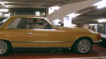 El coche Mercedes-Benz SLC de Claudy Focan (François Damiens) en Dikkenek