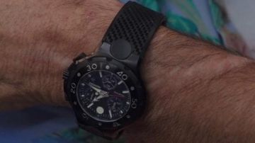 La montre Movado de Pierce Brosnan dans No Escape